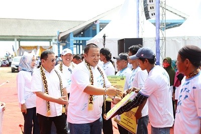 Gubernur Arinal Makan Ikan Bersama Masyarakat di Labuhan Maringgai Lamtim