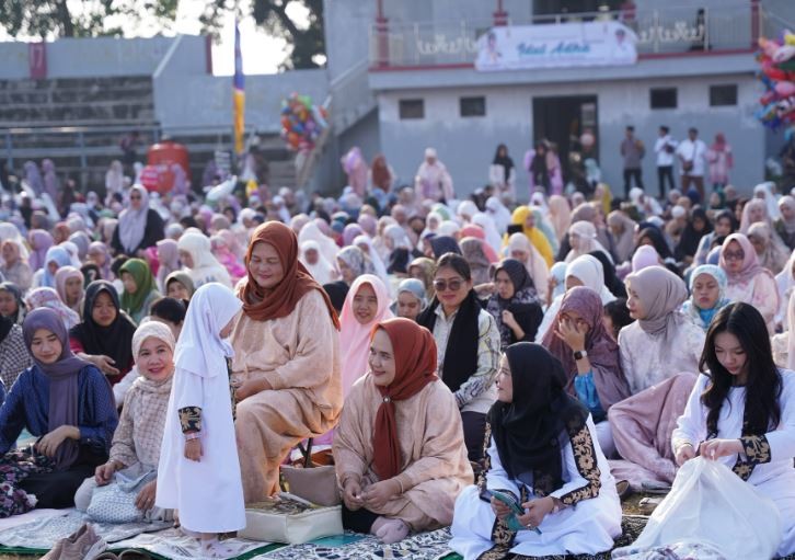 Walikota Eva Dwiana Salat Idul Adha Bersama Masyarakat dan OPD di Stadion Mini Way Dadi