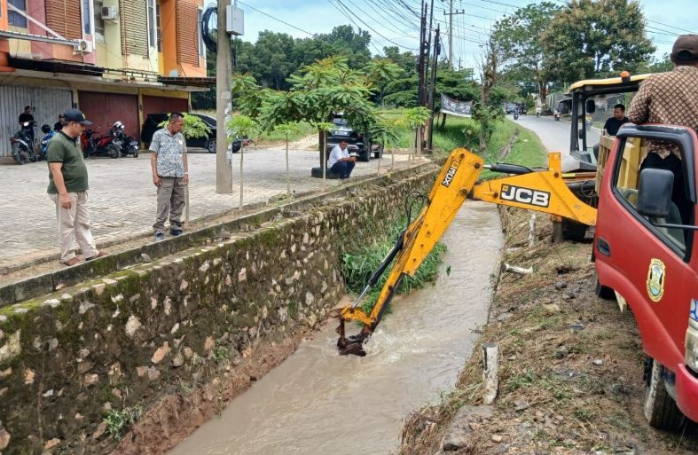 Cegah Banjir, Pemkot Bandar Lampung Tetap Keruk Drainase meski Masih Suasana Lebaran