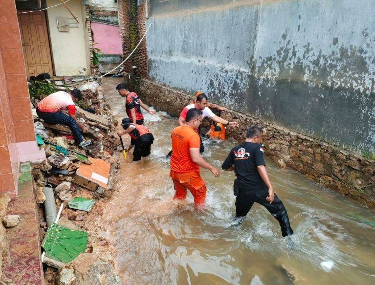 Pemkot Bandar Lampung Bersihkan Sisa Lumpur dan Perbaiki Talud Jebol Cegah Banjir 
