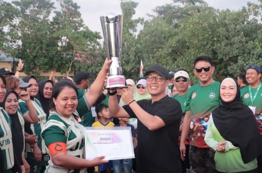 BUPATI DEDI IRAWAN RESMI TUTUP TURNAMEN PERWOSI CUP 2025