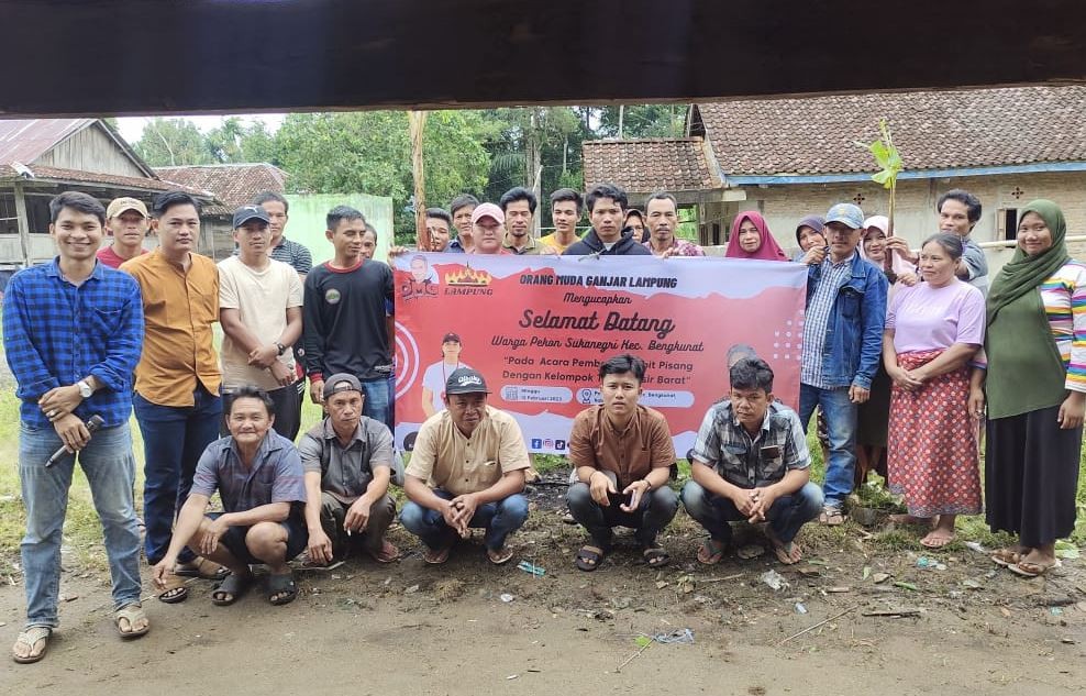 Orang Muda Ganjar Bagikan Bibit Alpukat dan Pisang Untuk Warga Pesisir Barat