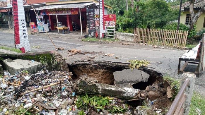 Komisi I DPRD Lampung Selatan Tinjau Jalan Rusak di Sidomulyo