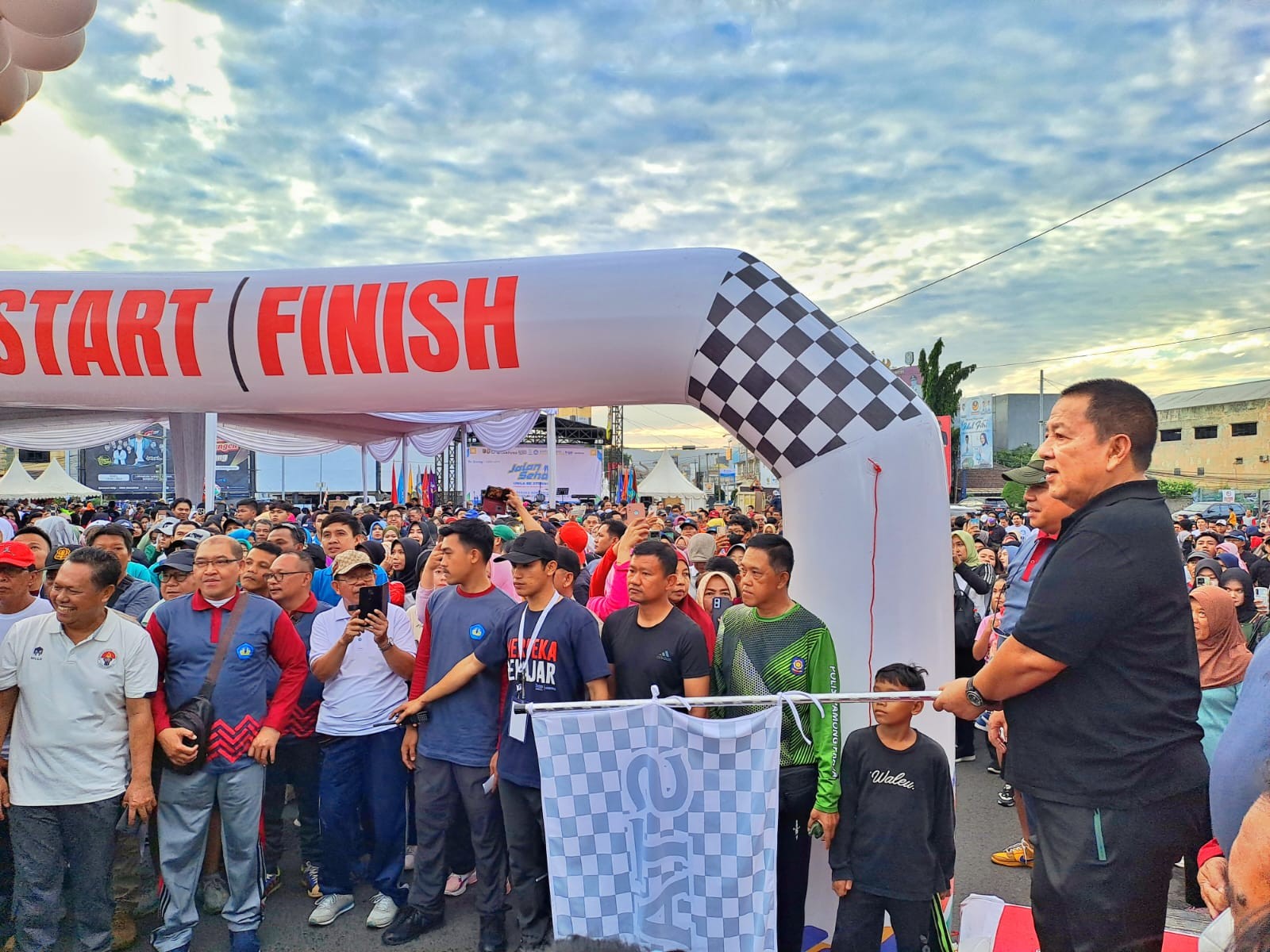 Gubernur Lampung Arinal Djunaidi Melepas Jalan Sehat Memperingati Hari Kartini dan Hari Pendidikan N