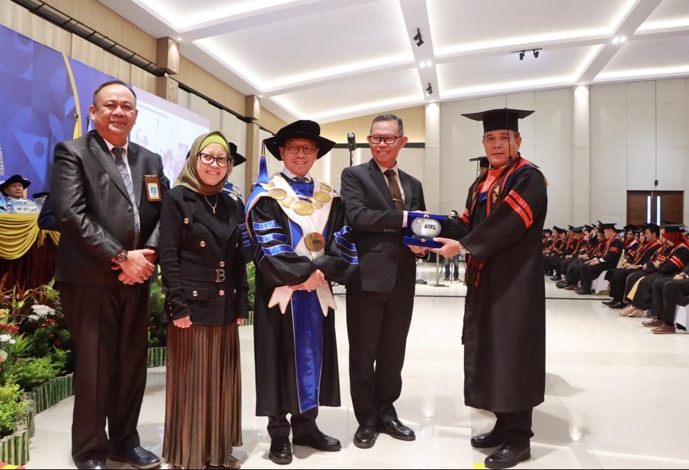 Sekdaprov Lampung Menghadiri Rapat Senat Luar Biasa Universitas Bandar Lampung Pada Wisuda Sarjana