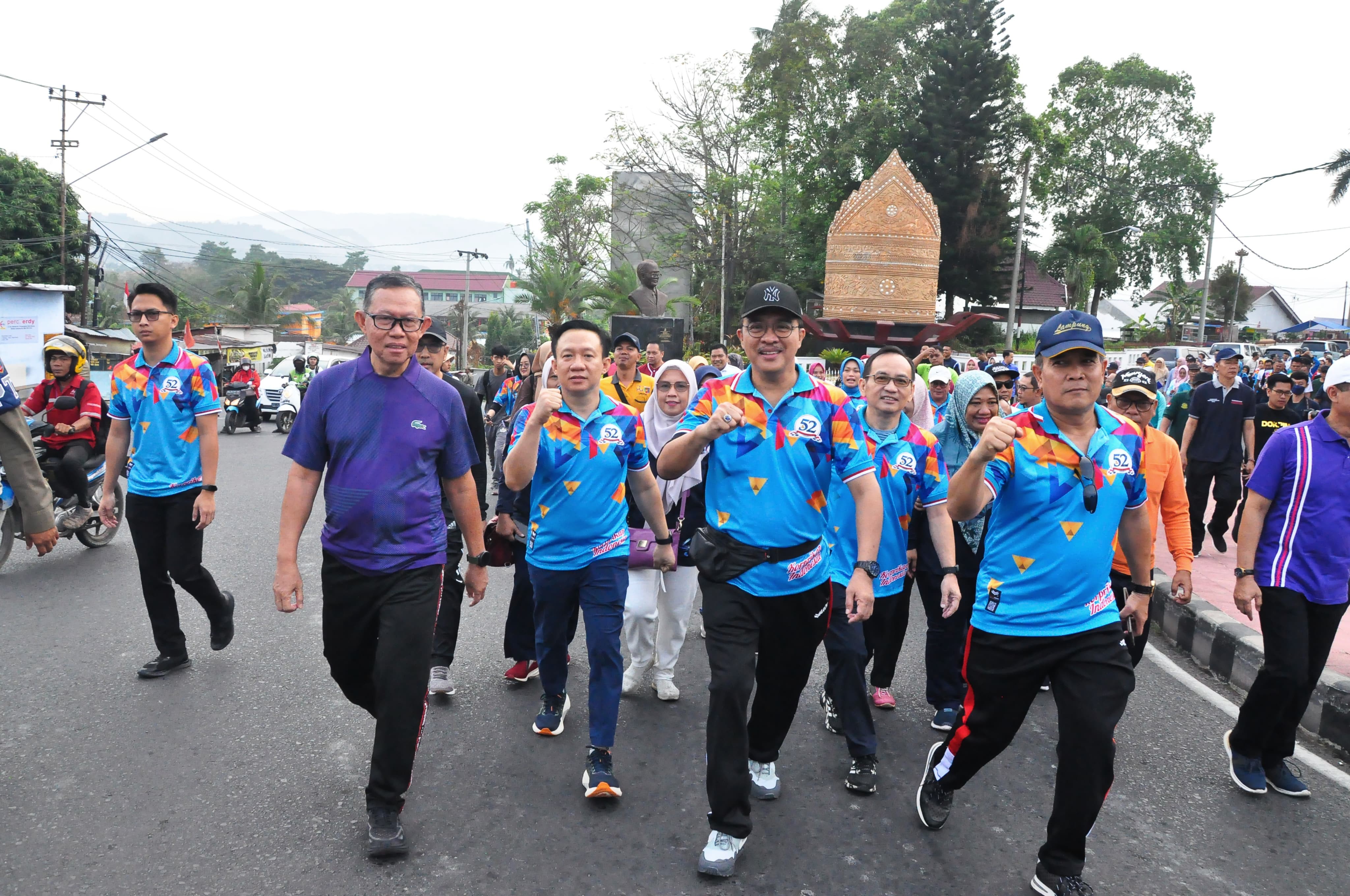 Sekdaprov Lampung Lepas Jalan Sehat HUT Korpri ke-52 Tingkat Provinsi Lampung