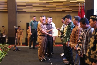 Sekdaprov Ikuti Penyerahan Sertifikat Tanah Launching Sertifikat Elektronik oleh Presiden Joko Widod