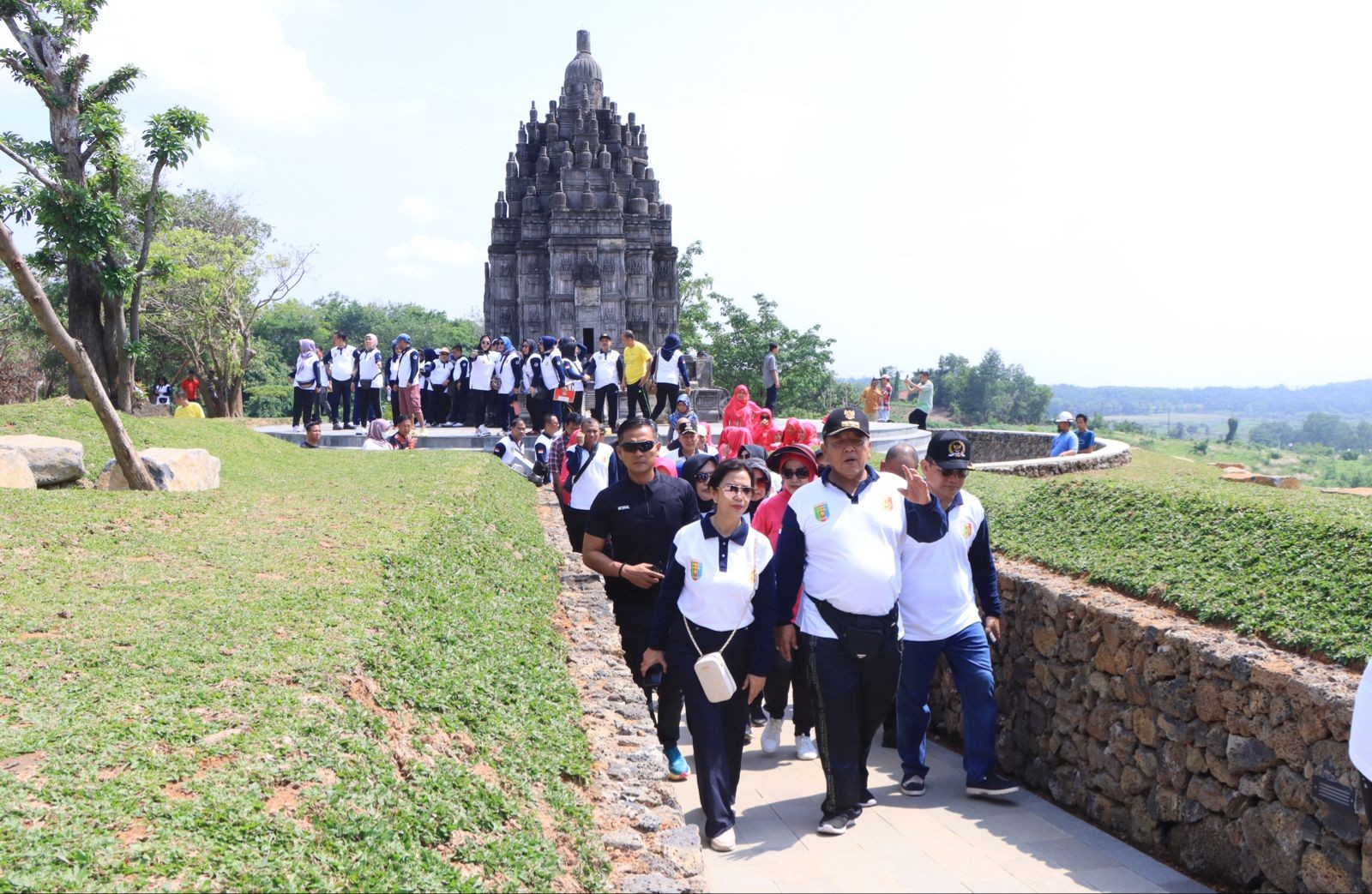 Gubernur  Arinal Djunaidi Lepas Peserta Jalan Sehat di Kabupaten Tulang Bawang