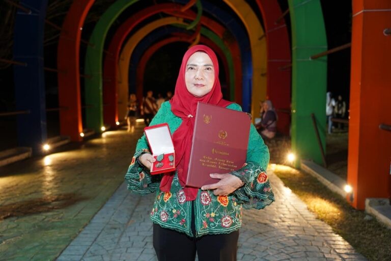 Eva Dwiana menerima penghargaan Satyalancana Wira Karya