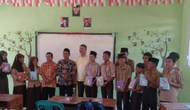 Anggota DPRD Lampung Selatan Ahmad Muslim Memberi support Kepada Siswa-siswi MTS Islamiyah