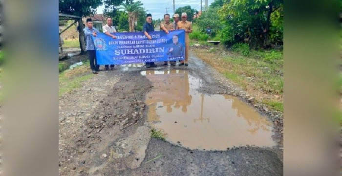 Anggota DPRD Lampung Selatan Suhadirin, meninjau kondisi jalan rusak