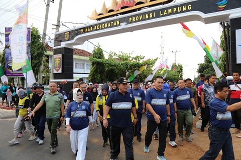 Gubernur Bersama Ribuan Masyarakat Lampung Meriahkan Jalan Sehat dalam Peringatan Hari Kesehatan Nas