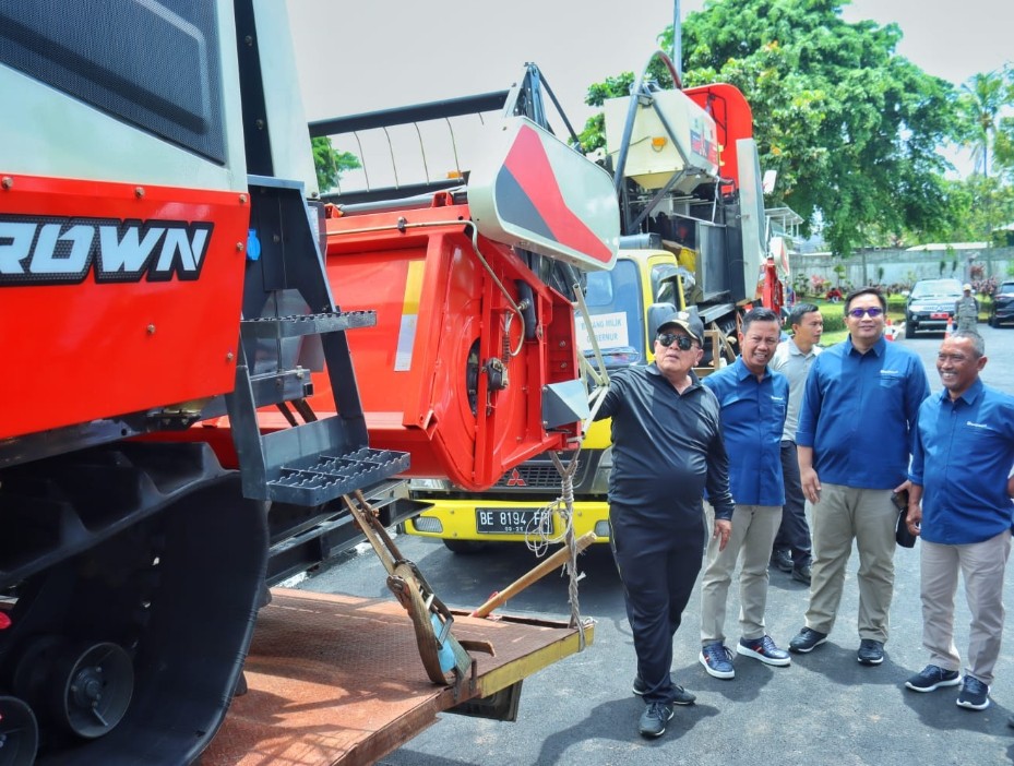 Gubernur Arinal Djunaidi Menerima Kendaraan Combine Harvester dan Mobil Ambulan dari Bukit Asam