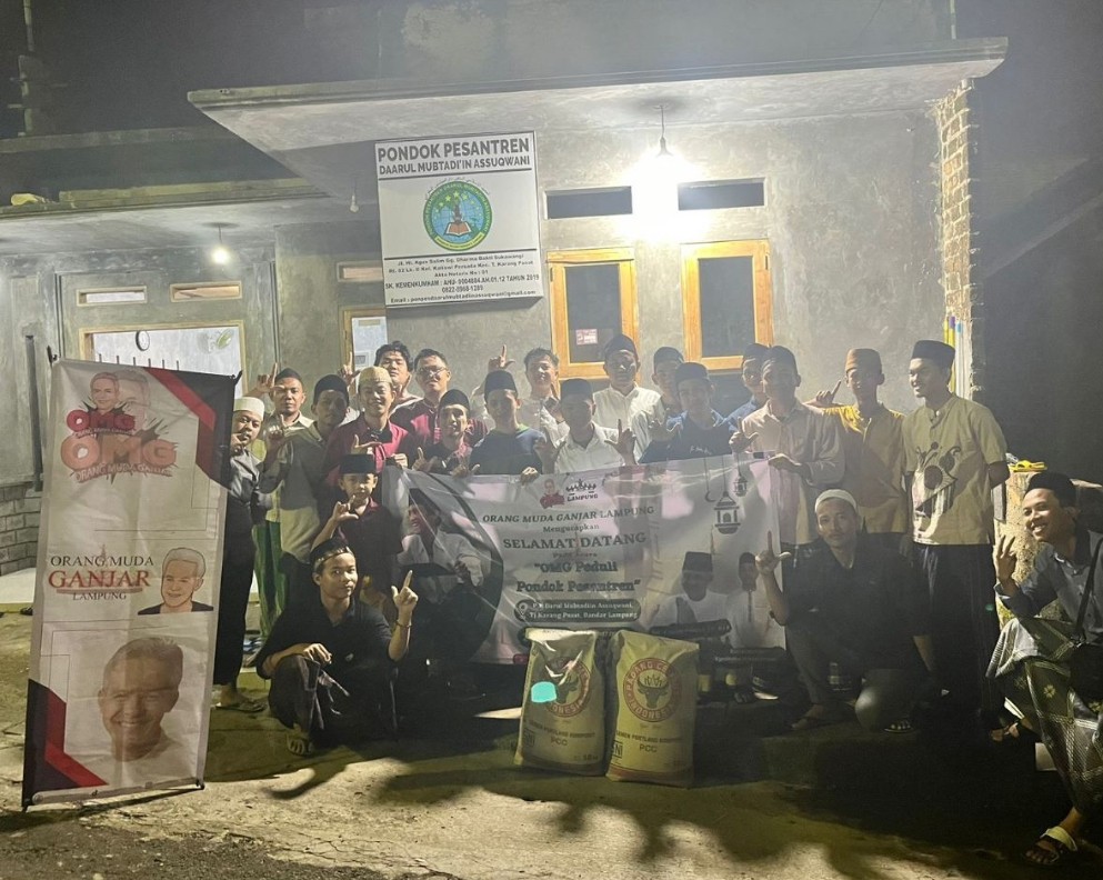 Orang Muda Ganjar Bawa Material Bangunan Untuk Ponpes di Bandar Lampung