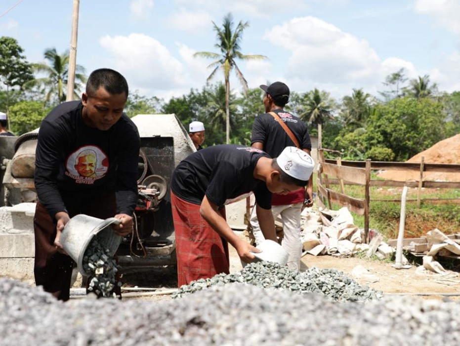 Sambangi Ponpes Darul Ilmi di Lampung, Ganjar Milenial Center Beri Bantuan Tandon Air