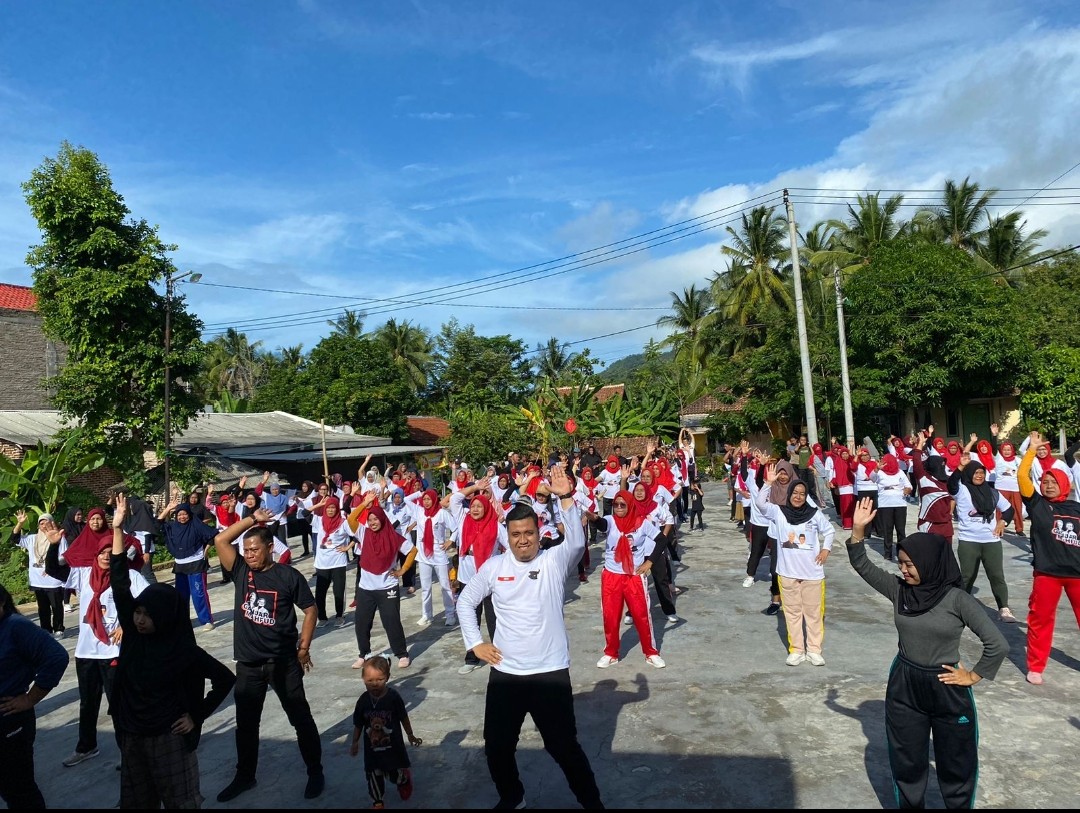 Relawan IM Ganjar dan Relawan Ganjar Mahfud Lampung Gelar Senam Sehat Bersama Ibu-Ibu di Desa Kunjir