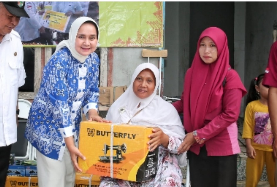 Ibu Riana Sari Arinal Serahkan Bantuan Mesin Jahit kepada Kelompok Usaha di Tegineneng