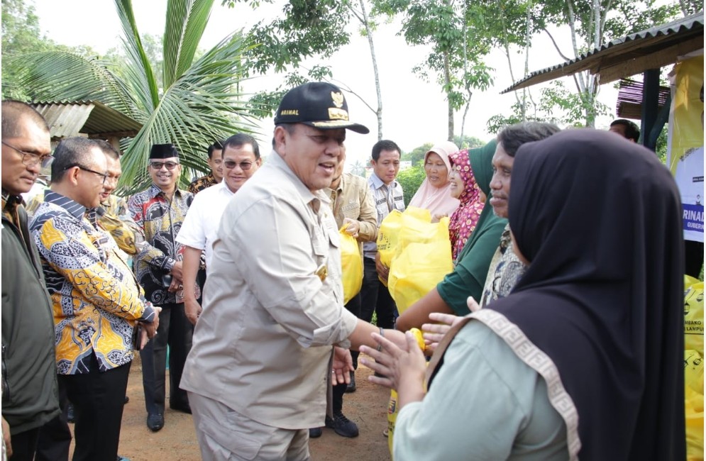 Gubernur Arinal Berikan Bantuan Sosial kepada Masyarakat Desa Berasan Makmur, Mesuji