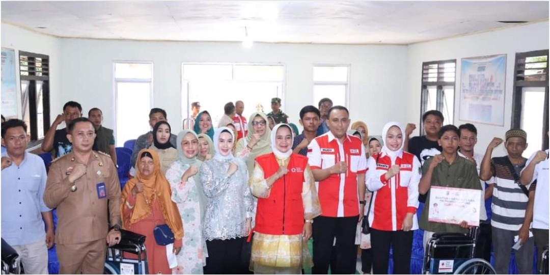 Ketua PMI Provinsi Lampung Serahkan Bantuan Sosial di Kampung Negeri Baru Kabupaten Way Kanan
