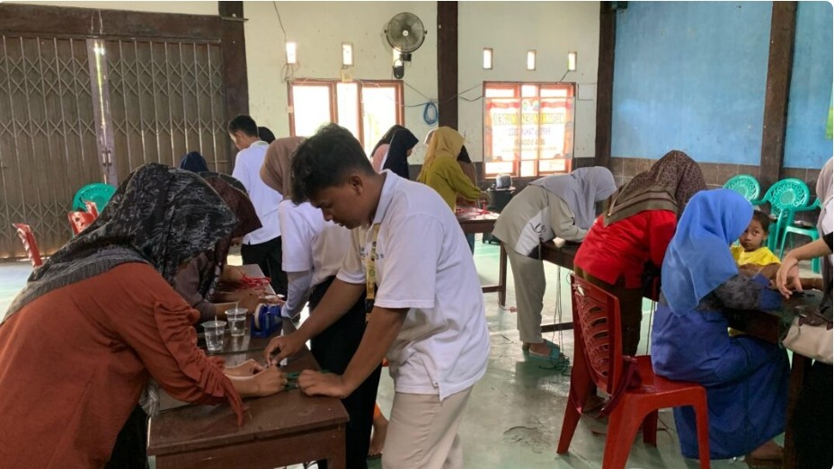 Kelompok KKN Unila Gelar Pelatihan Pembuatan Kerajinan Macrame Tatakan Gelas