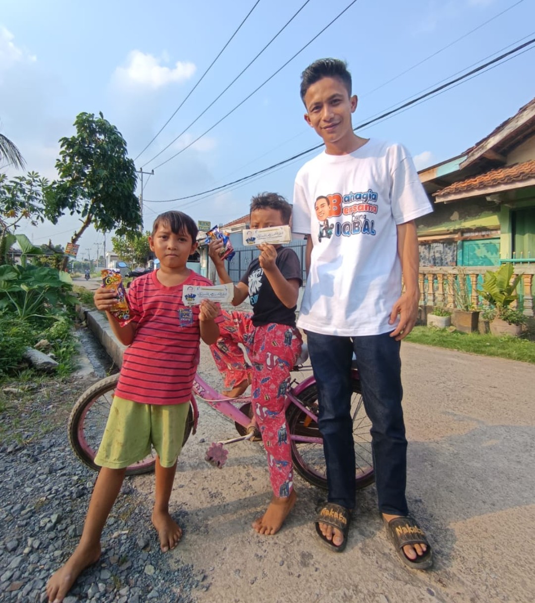 Relawan SIAR Bagikan Permen Gratis Di Sejumlah Kelurahan Di Kota Bandarlampung
