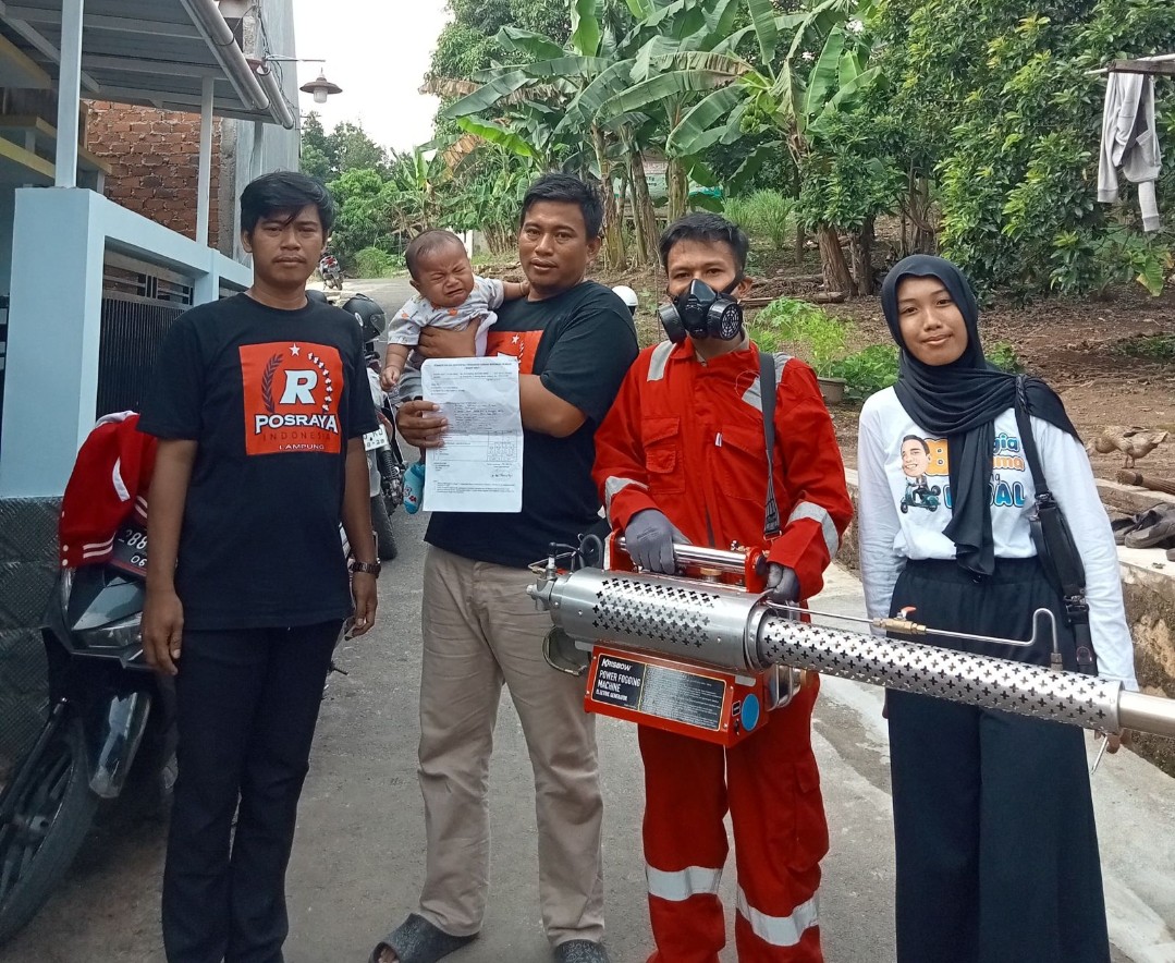 Tim Relawan Bandar Lampung Bahagia Dan Bung Iqbal Berikan Bantuan Fogging Gratis