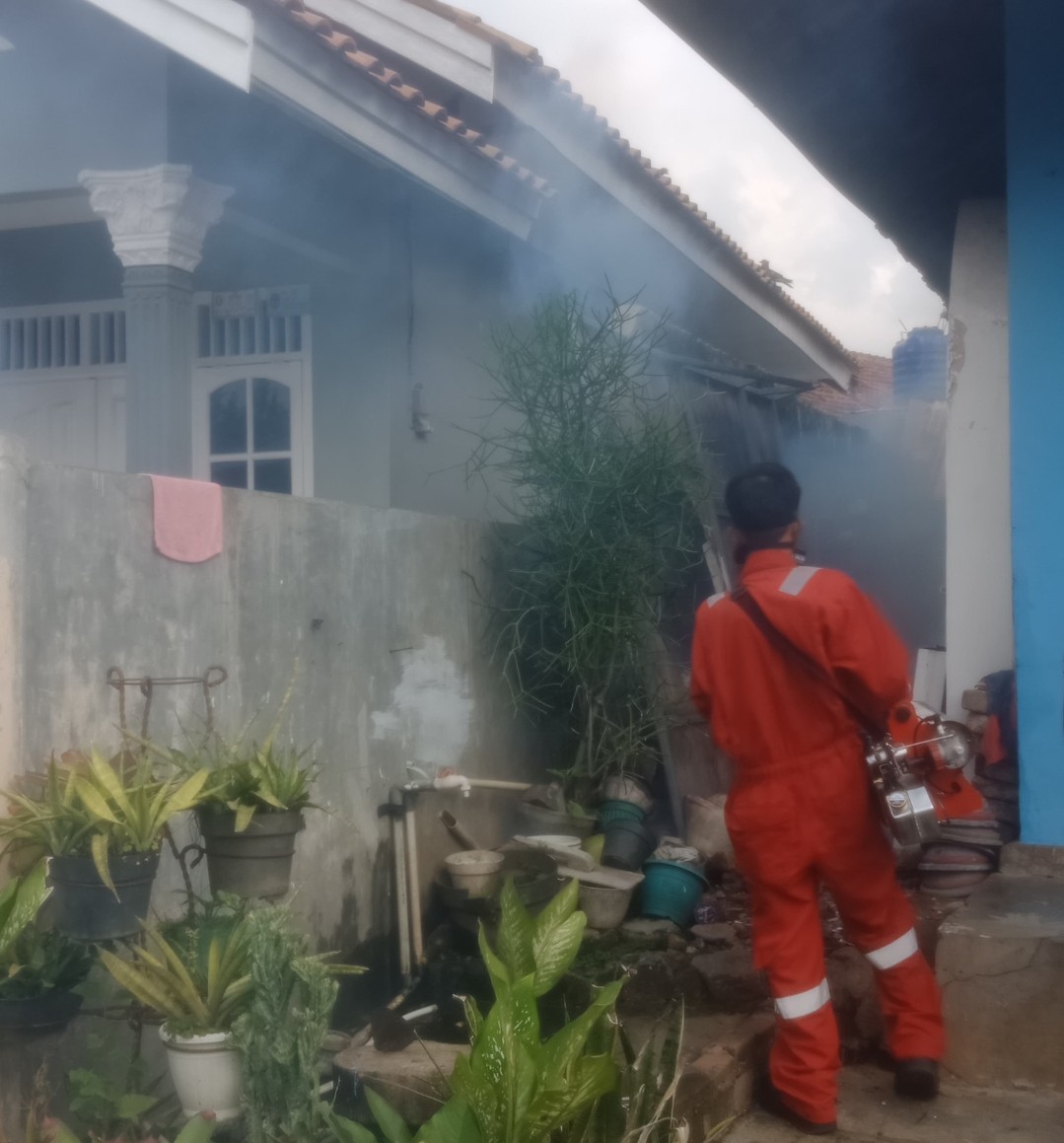 Iqbal Ardiansyah Adakan Fogging Gratis di Kampung Baru Labuhan Ratu