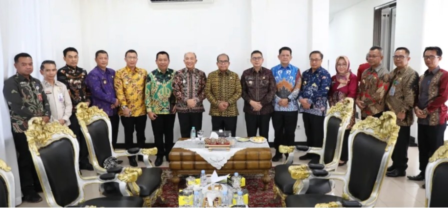 Pj. Gubernur Samsudin Serahkan SK Mendagri  Pj. Bupati Tanggamus kepada Mulyadi Irsan