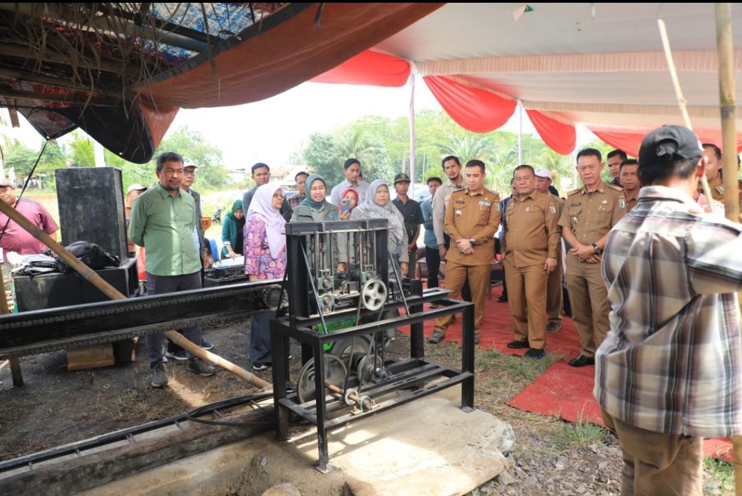 LPPM Unila Serahkan Produk Hasil Penelitian Dosen Teknis kepada Masyarakat Desa Trimulyo