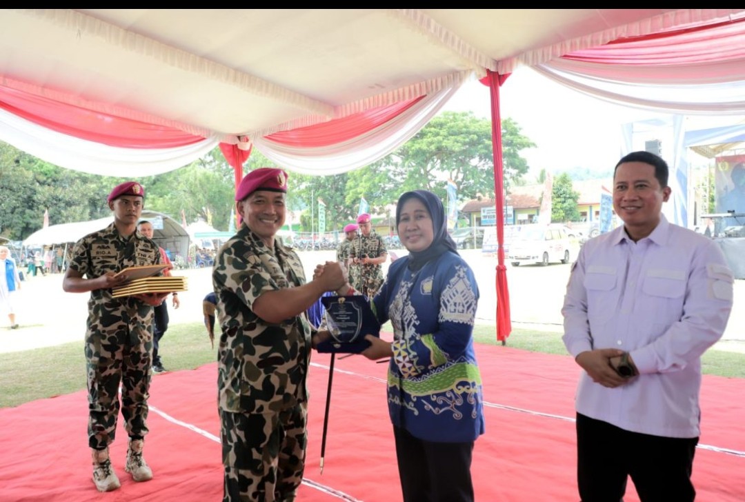 Unila Dukung Baksos Korps Marinir, Rektor Terima Penghargaan