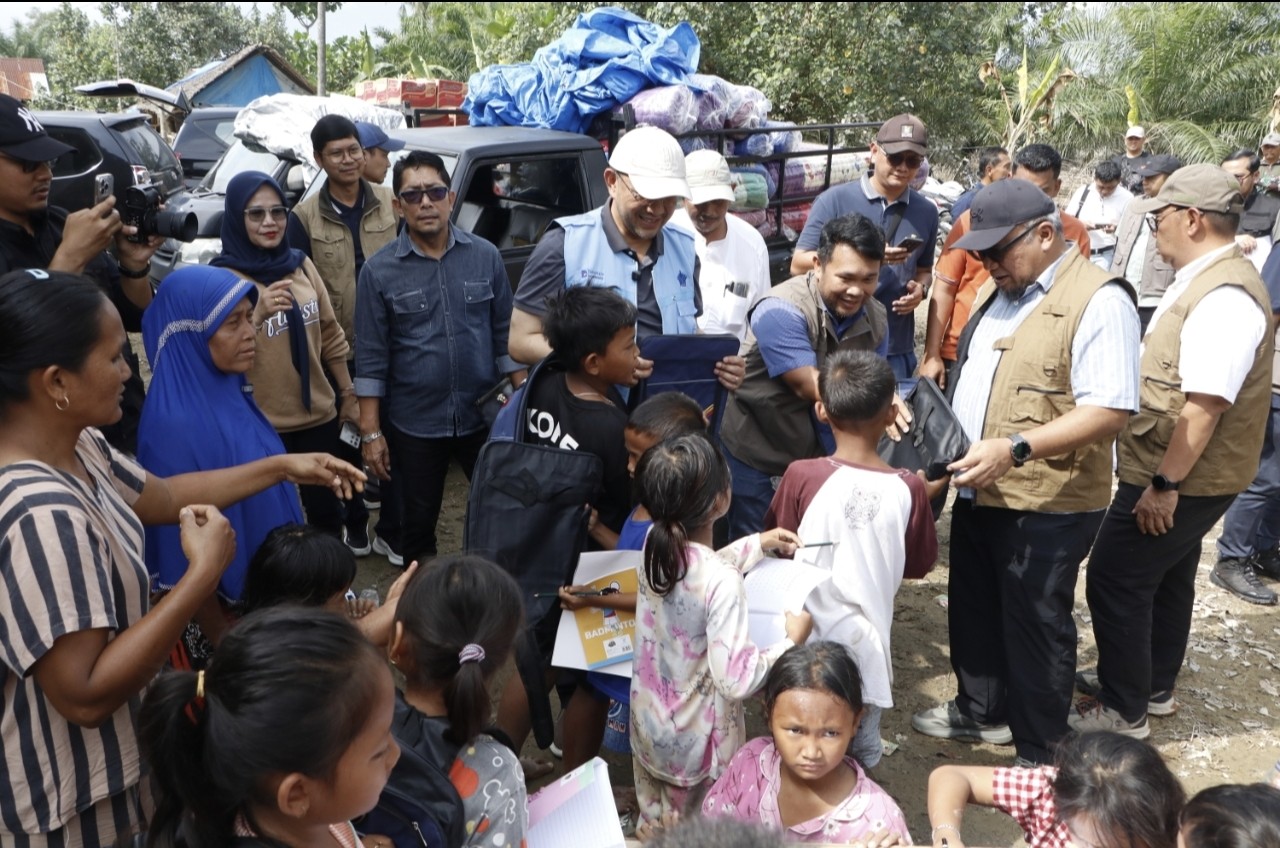  Semangat Belajar Anak-anak Korban Banjir Langkat, PTPN IV Distribusikan Bantuan Peralatan Sekolah