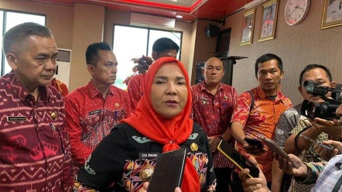 Langkah cepat Wali Kota Eva Dwiana langsung turun meninjau perbaikan tanggul jebol di Bandar Lampung