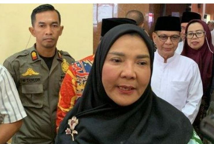 Eva Dwiana melaksanakan salat Idul Fitri 2024 di Stadion Mini Way Dadi