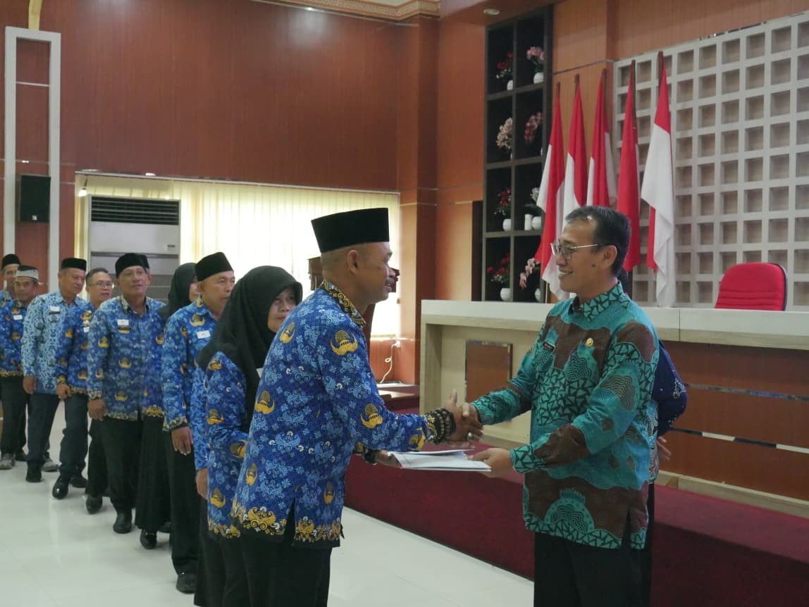 Pemkot Bandar Lampung Serahkan SK Pensiun kepada 137 PNS, Apresiasi Pengabdian Puluhan Tahun