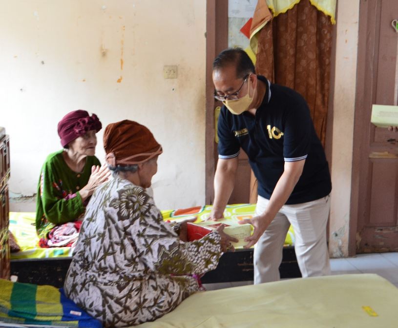 Anniversary Ke 10, Hotel Emersia Berikan Bantuan kepada Panti Tresna Werdha