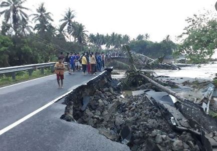 Miris, Jembatan Diterjang Banjir Bandang, Jalan Lintas Krui Bengkulu Bakal Putus