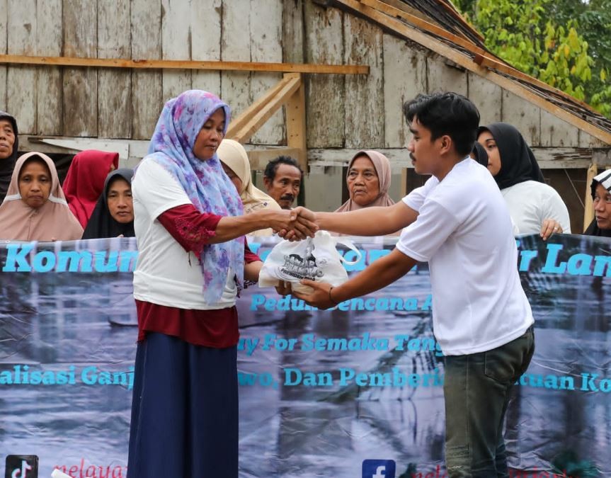 Nelayan Ganjar Berikan Bantuan untuk Korban Banjir Bandang di Tanggamus Lampung