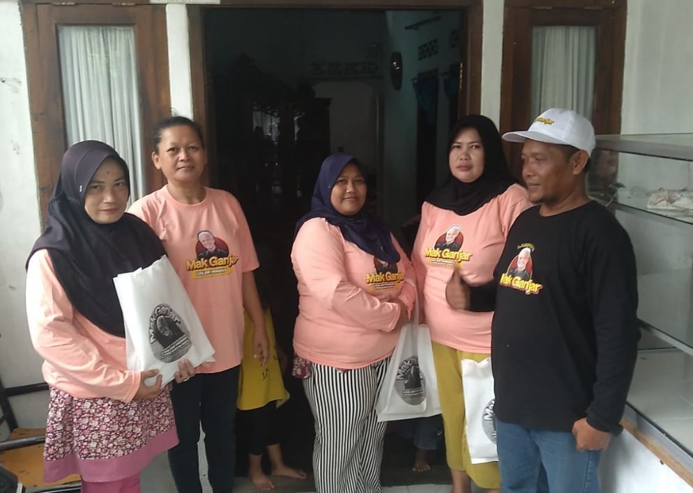 Mak Ganjar Lampung Bagikan Takjil Untuk Warga di Dua Lokasi