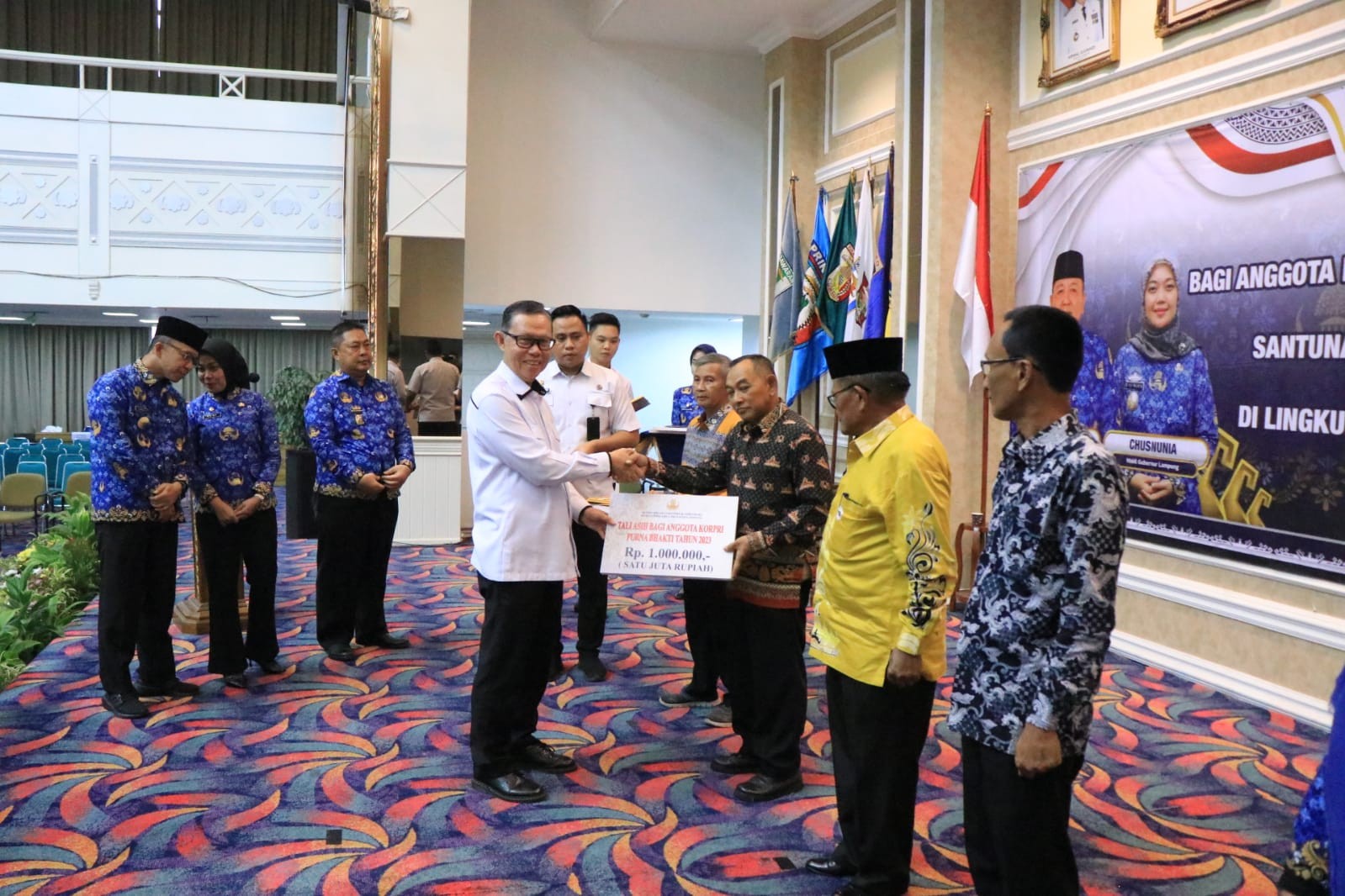 Ketua Dewan Pengurus Korpri Pemprov Lampung Serahkan Tali Asih Bagi Anggota Korpri 