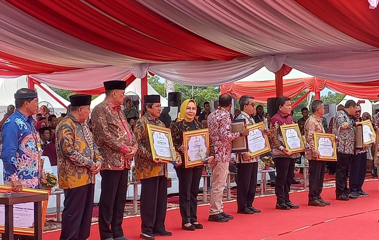Gubernur Arinal Djunaidi Terima Penghargaan Dari Menteri Pertanian Republik Indonesia Pada Penutupan
