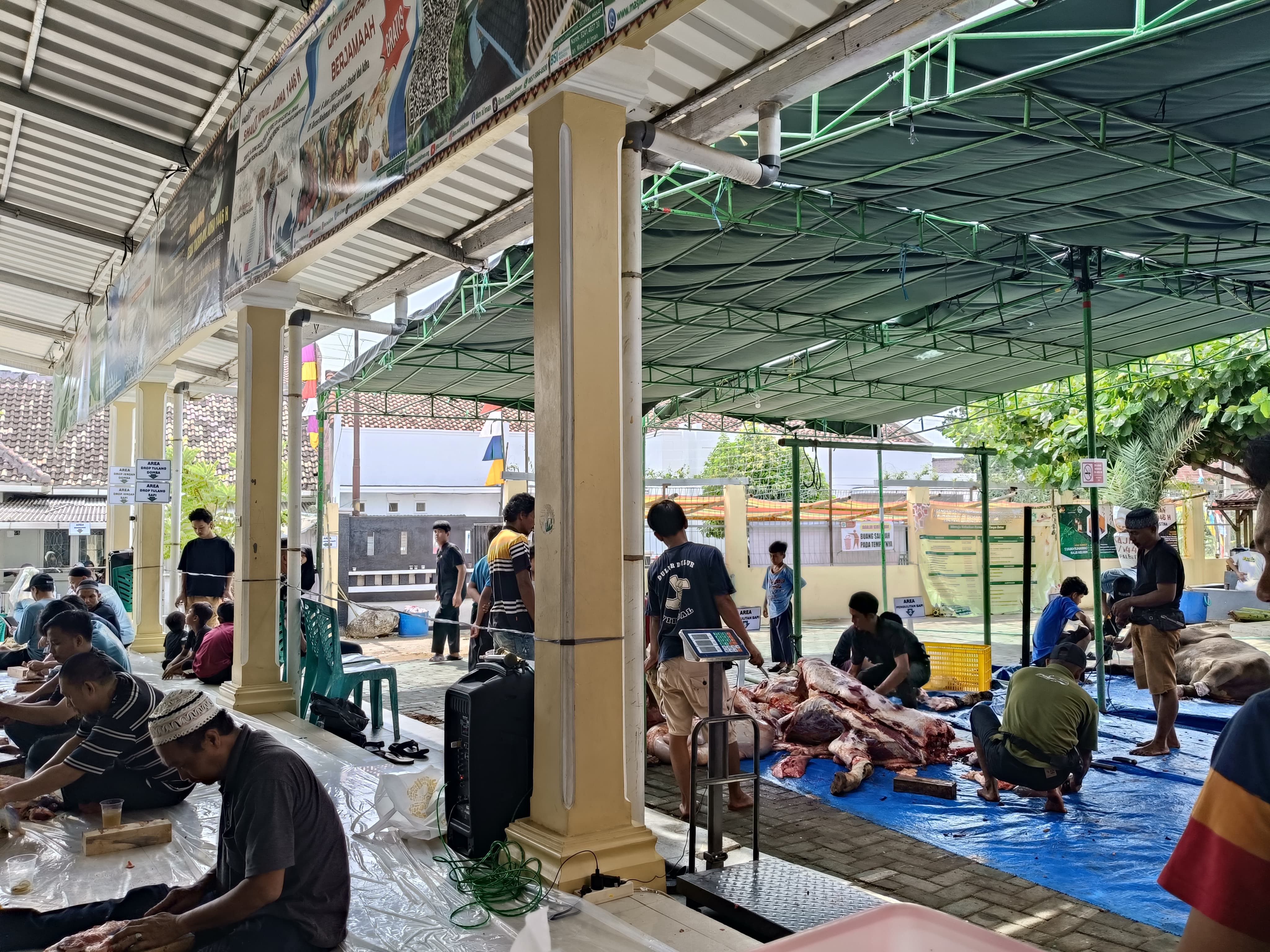 Masjid Al Iman Adakan Pemotongan Hewan Kurban