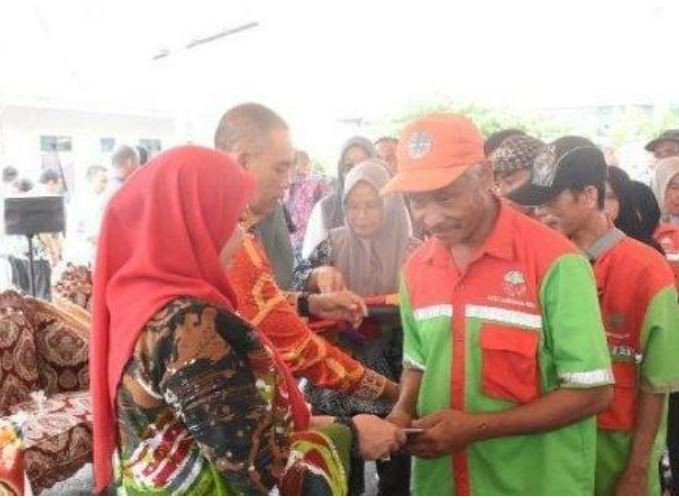 Eva Dwiana menyalurkan bantuan Baznas kepada para petugas kebersihan DLH