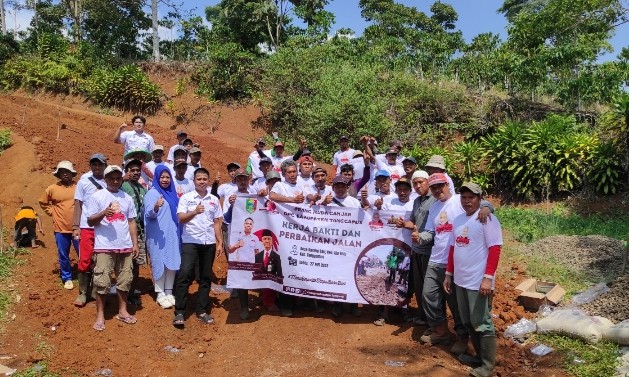 Orang Muda Ganjar Bantu Perbaiki Jalan Masyarakat Desa Karang Sari Tanggamus Lampung
