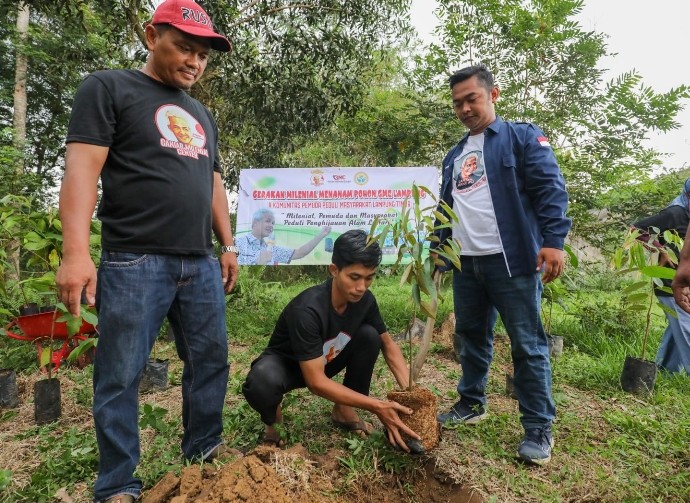 Ganjar Milenial Center Lakukan Aksi Penanaman Massal Tanaman Buah di Lampung Timur