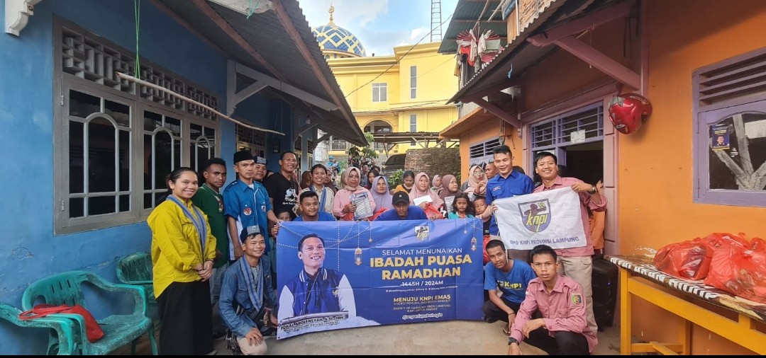 Sambut Paskah, GMKI Kolaborasi dengan KNPI Berbagi di Kecamatan Bumi Waras