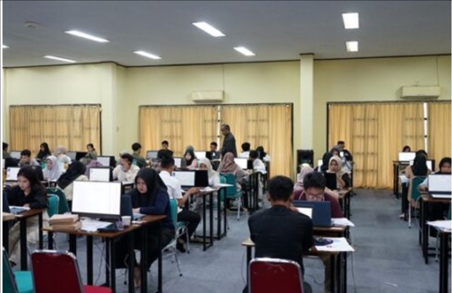 Tim Pusat Monitoring Pelaksanaan UTBK SNBT Gelombang Pertama di Unila
