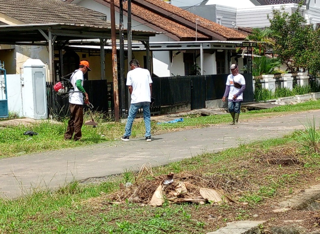 Tim Bandar Lampung Bahagia Bersihkan Lingkungan Sukarame Harapan Jaya