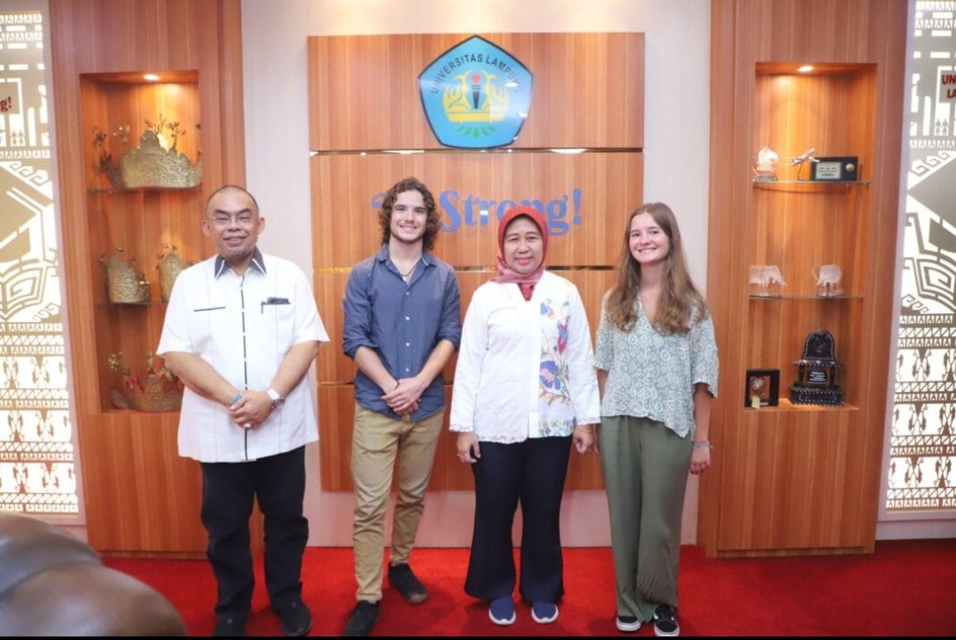 Rektor Unila Sambut Dua Mahasiswa Asing