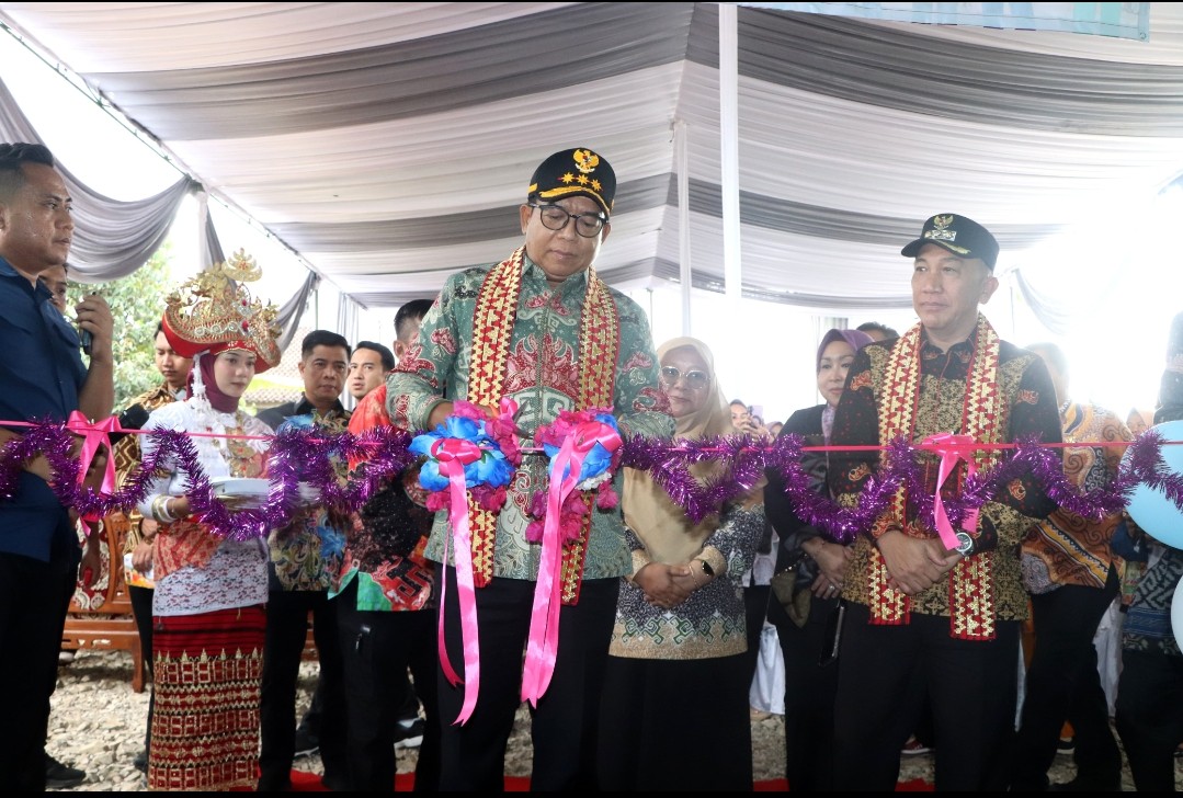 Pj. Gubernur Lampung Resmikan Poskesdes dan Panen Melon Bersama KWT di Tanggamus