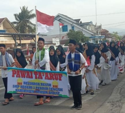 Jadi Perhatian Warga, Ribuan Santri Pesisir Barat Lampung Kompak Bersarung Peringatan Hari Santri 